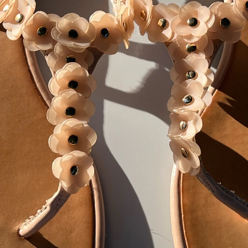 Chinese Laundry Garden 8.5 M Blush/Soft Pink Floral Open Gold-Stud Thong Sandals - Picture 8 of 8